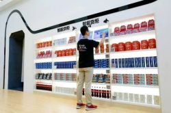 特朗普和埃隆都吵完了，万斯才出来表态，三个细节把野心展露无遗